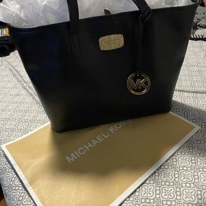Micheal kors leather bag!!